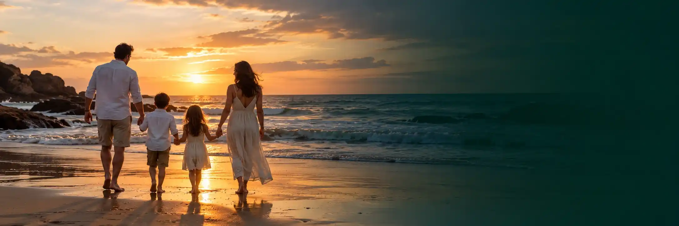 Familia caminando por la playa al atardecer simbolizando lo que construyes - Grupo Encino